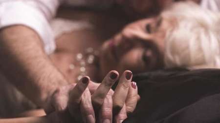 Moment de détente pour femme senior.