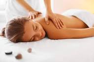 Homme pratiquant massage pour femmes