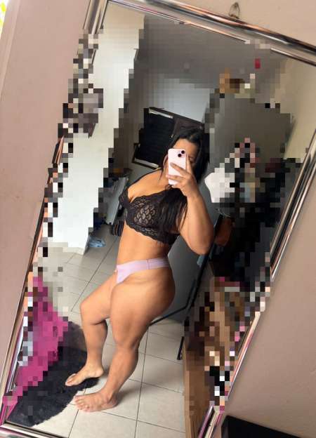 Uma linda brasileira em Cayenne com local