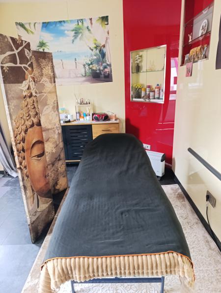 Jeune femme propose massages